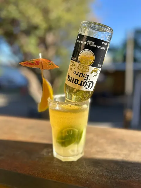Caipirinha com uma garrafa de Corona virada de cabeça para baixo no copo